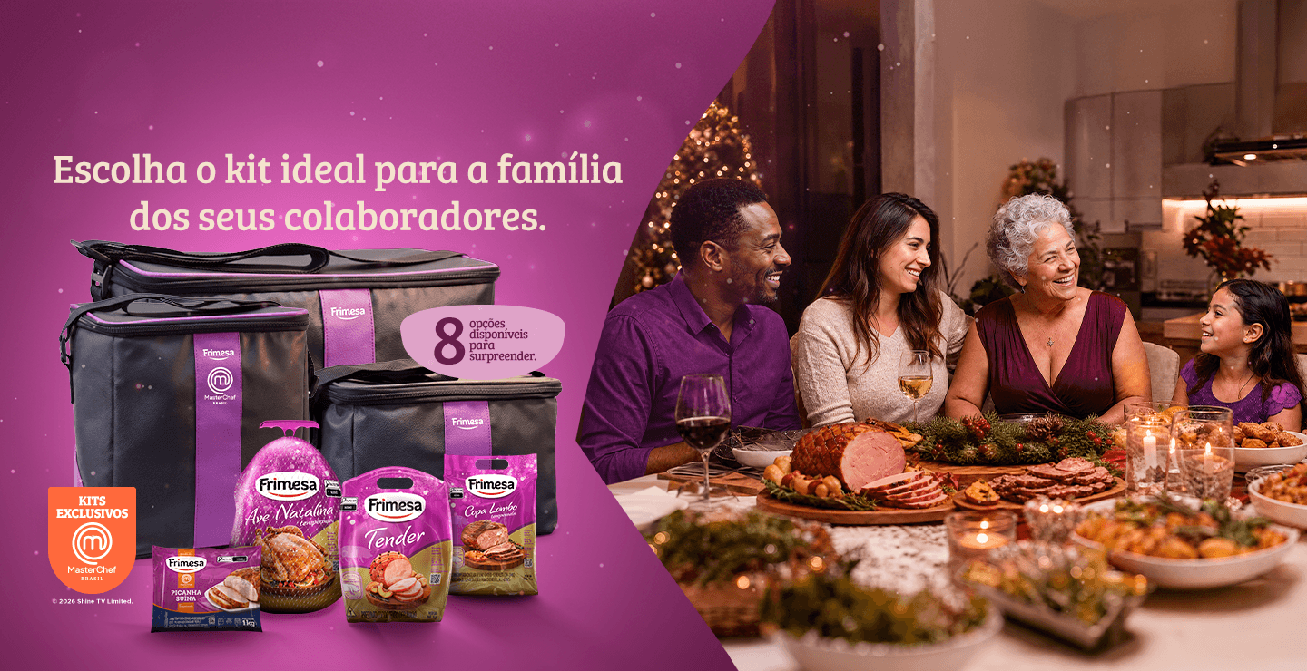 Banner promocional dos kits de Natal Frimesa com bolsas térmicas pretas e roxas, produtos natalinos como ave natalina, tender, copa lombo e picanha suína, selo de kits exclusivos MasterChef Brasil e destaque para oito opções disponíveis, ao lado de uma família reunida em uma ceia de Natal com mesa decorada e pratos típicos.