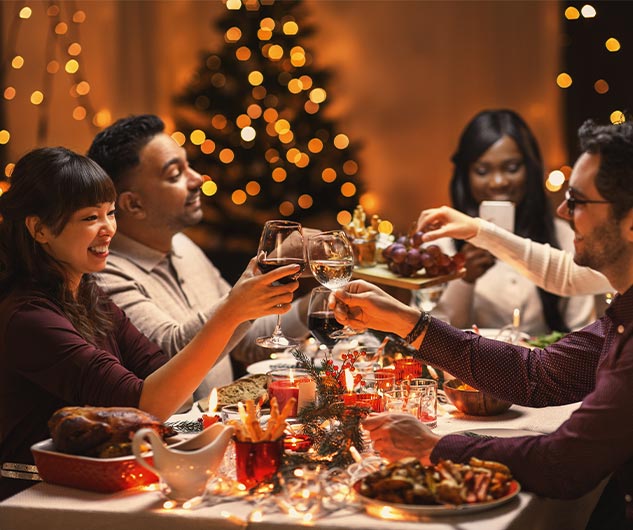 Banner promocional dos kits de Natal Frimesa com bolsas térmicas pretas e roxas, produtos natalinos como ave natalina, tender, copa lombo e picanha suína, selo de kits exclusivos MasterChef Brasil e destaque para oito opções disponíveis, ao lado de uma família reunida em uma ceia de Natal com mesa decorada e pratos típicos.
