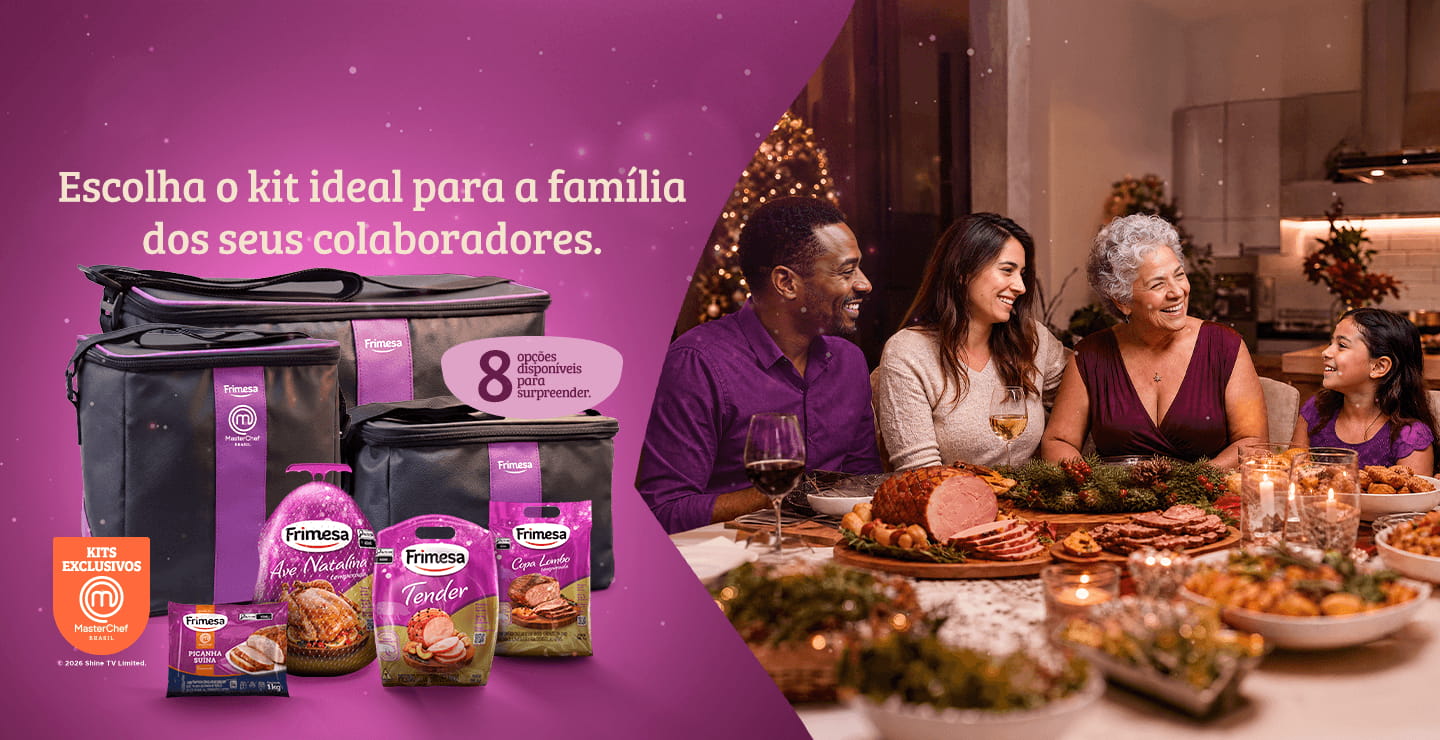Banner promocional dos kits de Natal Frimesa com bolsas térmicas pretas e roxas, produtos natalinos como ave natalina, tender, copa lombo e picanha suína, selo de kits exclusivos MasterChef Brasil e destaque para oito opções disponíveis, ao lado de uma família reunida em uma ceia de Natal com mesa decorada e pratos típicos.